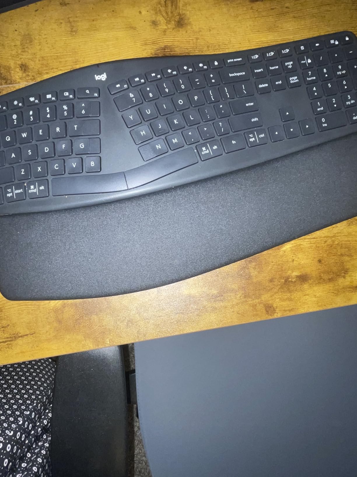 Logitech Ergo K860 Wireless Ergonomic Keyboard - Split Keyboard, Wrist Rest, Natural Typing, Stain-Resistant Fabric, Bluetooth and USB Connectivity, Compatible with Windows/Mac, Black Customer Review Logitech Ergo K860 Wireless Ergonomic Keyboard - Split Keyboard, Wrist Rest, Natural Typing, Stain-Resistant Fabric, Bluetooth and USB Connectivity, Compatible with Windows/Mac, Black - Customer Photo 2