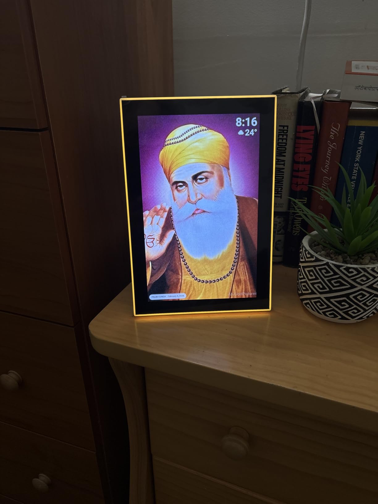 32GB FRAMEO 10.1 Inch Smart WiFi Digital Photo Frame 1280x800 IPS LCD Touch Screen, Auto-Rotate Portrait and Landscape, Built in 32GB Memory, Share Moments Instantly via Frameo App from Anywhere Customer Review 32GB FRAMEO 10.1 Inch Smart WiFi Digital Photo Frame 1280x800 IPS LCD Touch Screen, Auto-Rotate Portrait and Landscape, Built in 32GB Memory, Share Moments Instantly via Frameo App from Anywhere - Customer Photo 1