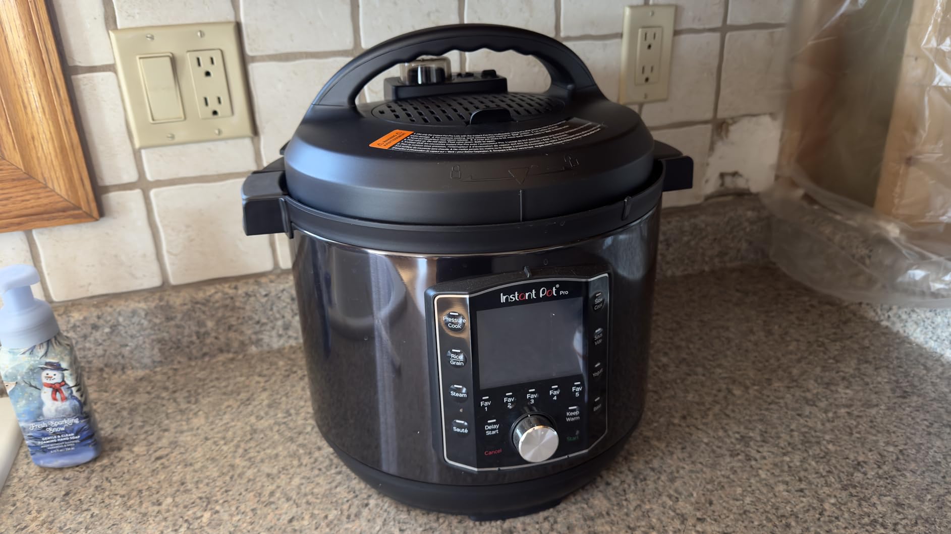Instant Pot Pro (8 QT) 10-in-1 Pressure Cooker, Slow Cooker, Rice/Grain Cooker, Steamer, Sauté, Sous Vide, Yogurt Maker, Sterilizer, and Warmer, Includes App with Over 800 Recipes, Black Customer Review Instant Pot Pro (8 QT) 10-in-1 Pressure Cooker, Slow Cooker, Rice/Grain Cooker, Steamer, Sauté, Sous Vide, Yogurt Maker, Sterilizer, and Warmer, Includes App with Over 800 Recipes, Black - Customer Photo 1