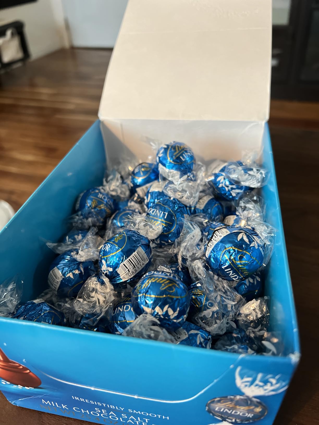 Lindt LINDOR Valentine's Milk Chocolate Candy Truffles Heart, Milk Chocolate with Milk Truffle Filling, 5.5 oz. - Customer Photo 4