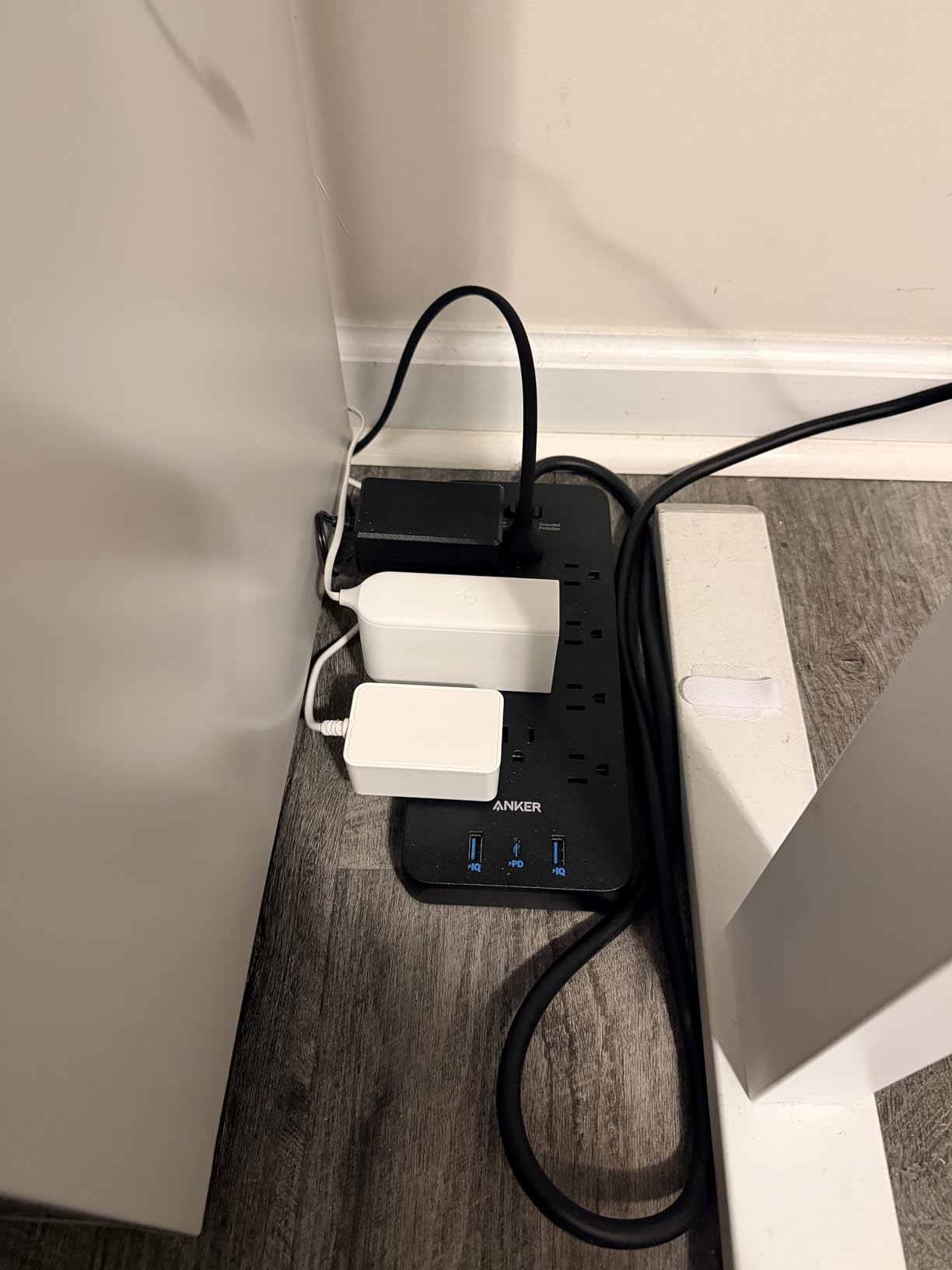 Anker Power Strip with 2100J Surge Protector, Outlet Extender, 5ft Extension Cord with Multiple Outlets, 12 AC, 2 USB A,1 USB C Port for 20W, Home Office, Dorm Room Essentials, TUV Listed Customer Review Anker Power Strip with 2100J Surge Protector, Outlet Extender, 5ft Extension Cord with Multiple Outlets, 12 AC, 2 USB A,1 USB C Port for 20W, Home Office, Dorm Room Essentials, TUV Listed - Customer Photo 4