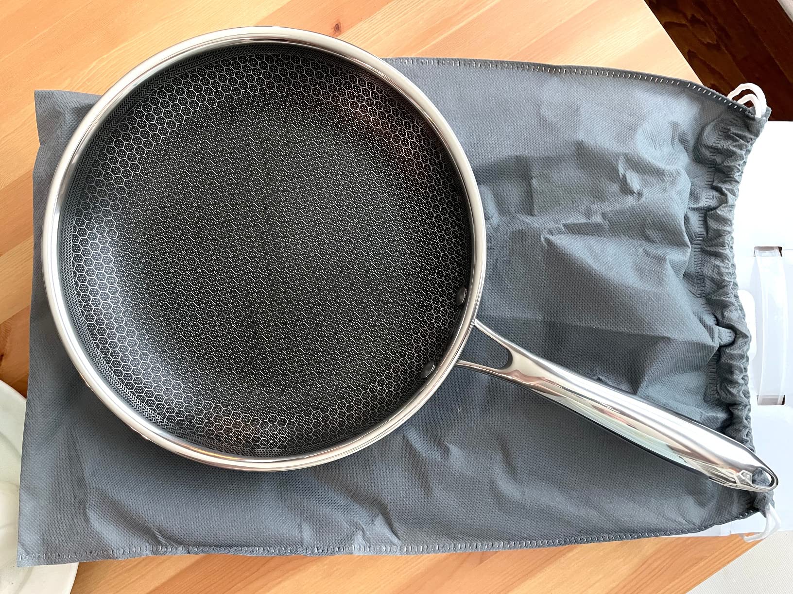 HexClad Hybrid Nonstick 6-Piece Fry Pan Set, 8, 10, and 12-Inch Frying Pans with Tempered Glass Lids, Stay-Cool Handles, Dishwasher-Friendly, Induction Ready, Compatible with All Cooktops Customer Review HexClad Hybrid Nonstick 6-Piece Fry Pan Set, 8, 10, and 12-Inch Frying Pans with Tempered Glass Lids, Stay-Cool Handles, Dishwasher-Friendly, Induction Ready, Compatible with All Cooktops - Customer Photo 3
