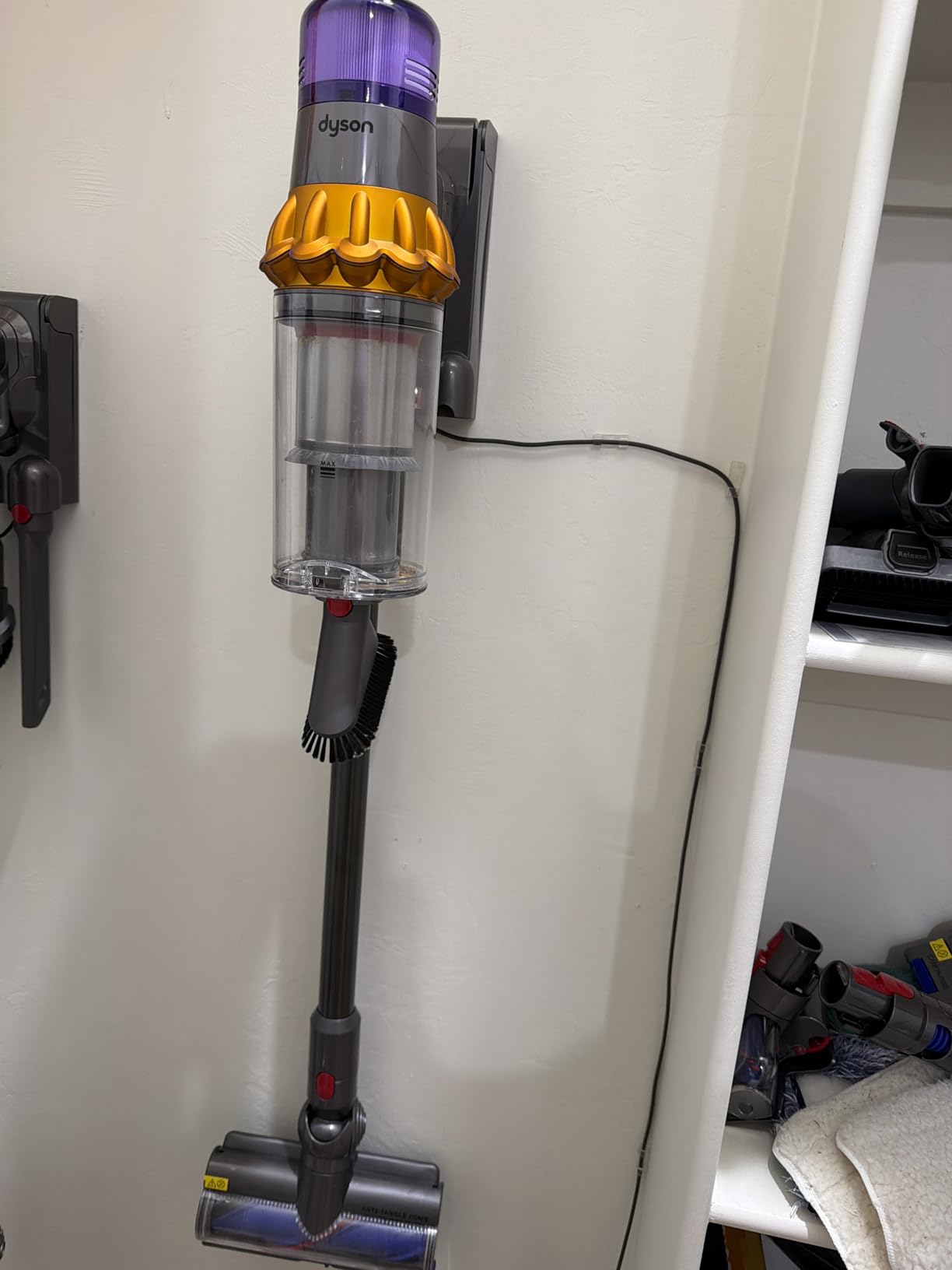 Dyson V15 Detect Plus Cordless Vacuum, Illumination Reveals dust, 240AW, 3 Power Modes, Up to 60 Minutes, Deep Cleans Hard Floors and Carpets, Detangles pet Hair, Converts to Handheld - Customer Photo 3