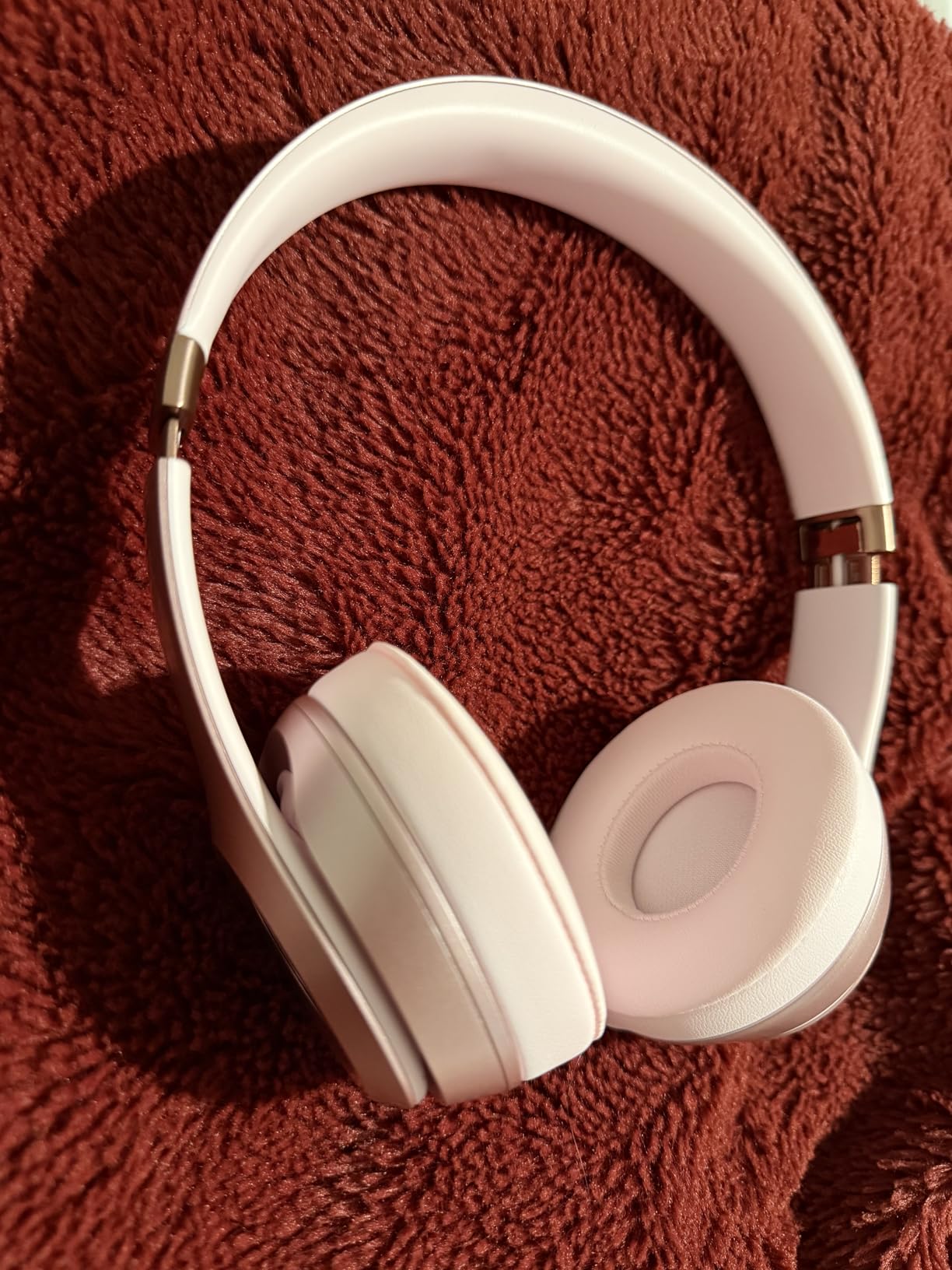 Beats Solo 4 - Wireless On-Ear Bluetooth Headphones, Up to 50-Hour Battery Life, Ultra-Lightweight Comfort, Powerful and Balanced Sound, Apple & Android Compatible - Matte Black Customer Review Beats Solo 4 - Wireless On-Ear Bluetooth Headphones, Up to 50-Hour Battery Life, Ultra-Lightweight Comfort, Powerful and Balanced Sound, Apple & Android Compatible - Matte Black - Customer Photo 1