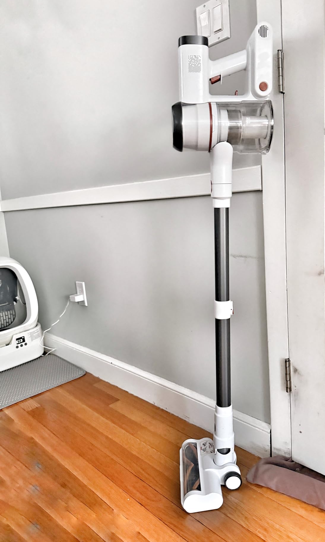 Tikom V500 Cordless Vacuum Cleaner for Home, 40000Pa/450W Stick Vacuum with LED Touch Screen, Charging Wall Dock, Anti-Tangle, Lightweight Handheld Vacuum for Pet Hair, Hard Floor, Carpet - Customer Photo 3