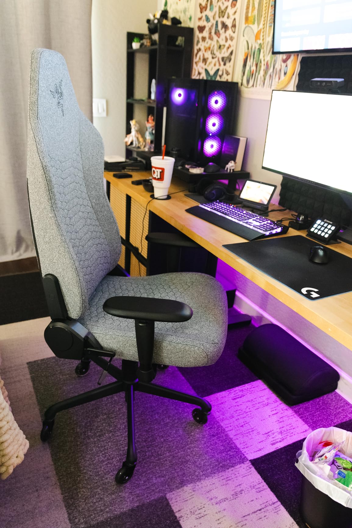 Razer Iskur V2 X Ergonomic Gaming Chair: Built-in Lumbar Support - Widened Seat Base - High Density Foam Cushions - Adjustable 152 Degree Recline - 2D Armrests - Plush Fabric Finish - Black Customer Review Razer Iskur V2 X Ergonomic Gaming Chair: Built-in Lumbar Support - Widened Seat Base - High Density Foam Cushions - Adjustable 152 Degree Recline - 2D Armrests - Plush Fabric Finish - Black - Customer Photo 1