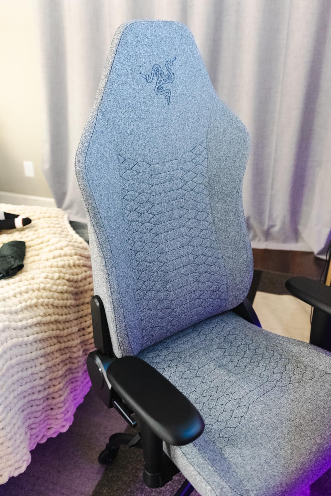 Razer Iskur V2 X Ergonomic Gaming Chair: Built-in Lumbar Support - Widened Seat Base - High Density Foam Cushions - Adjustable 152 Degree Recline - 2D Armrests - Plush Fabric Finish - Black Customer Review Razer Iskur V2 X Ergonomic Gaming Chair: Built-in Lumbar Support - Widened Seat Base - High Density Foam Cushions - Adjustable 152 Degree Recline - 2D Armrests - Plush Fabric Finish - Black - Customer Photo 2