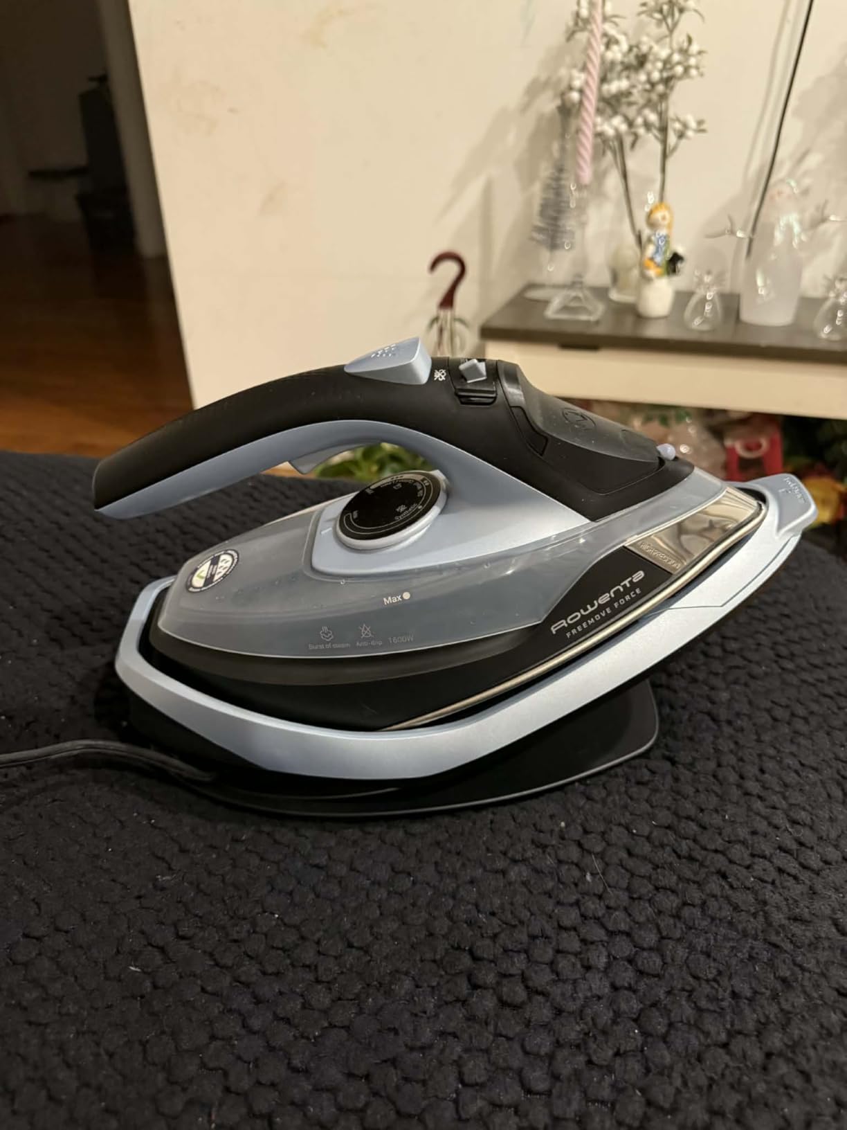 Rowenta Freemove Cordless Iron with Steam, 1600 Watts, Stainless Steel Soleplate, Rapid Heating, Portable Steamer for Clothes, Rechargeable for Wireless Ironing, Handheld Steamer Iron, Blue, DE6730 Customer Review Rowenta Freemove Cordless Iron with Steam, 1600 Watts, Stainless Steel Soleplate, Rapid Heating, Portable Steamer for Clothes, Rechargeable for Wireless Ironing, Handheld Steamer Iron, Blue, DE6730 - Customer Photo 3